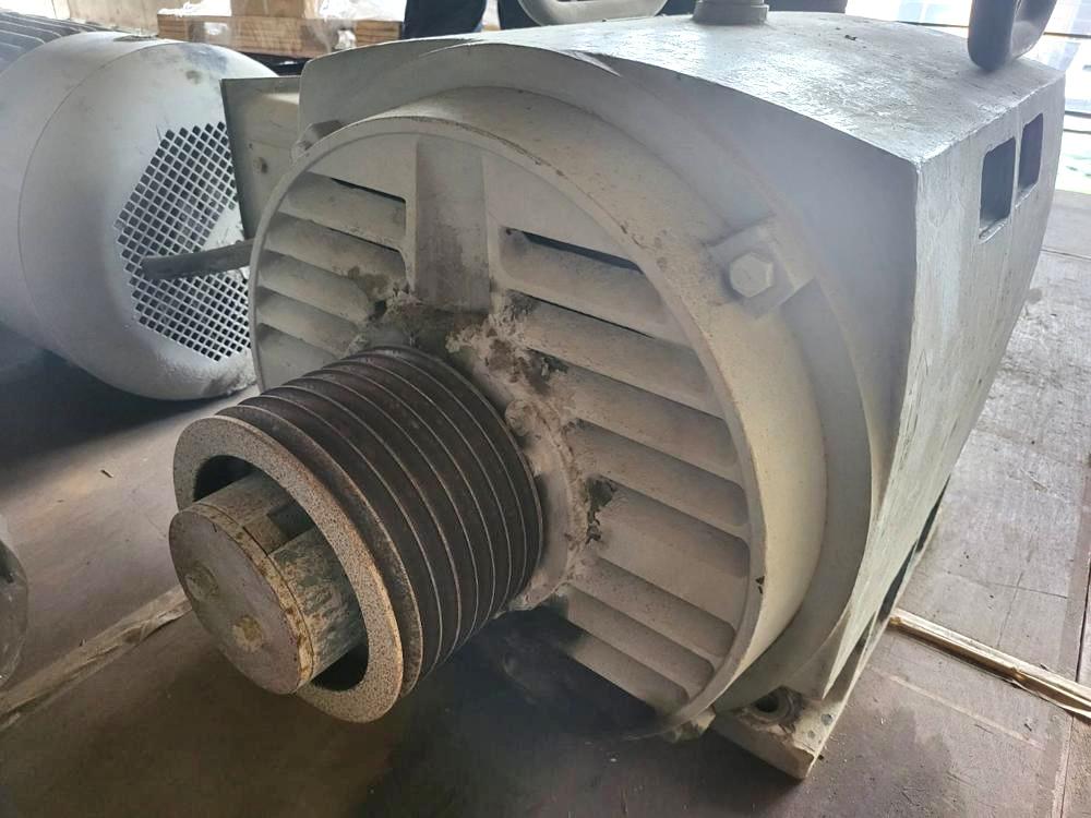東芝製三相誘導モーター TIKK-VCK 150kW（中古）の写真