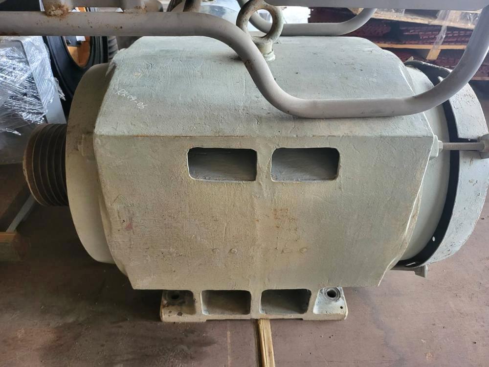 東芝製三相誘導モーター TIKK-VCK 150kW（中古）の写真（3枚目）