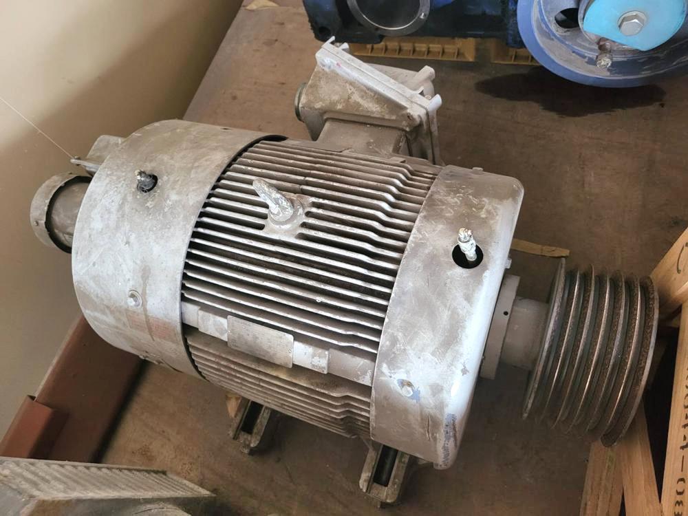 ニデック製三相誘導モーター 37kW(中古)の写真
