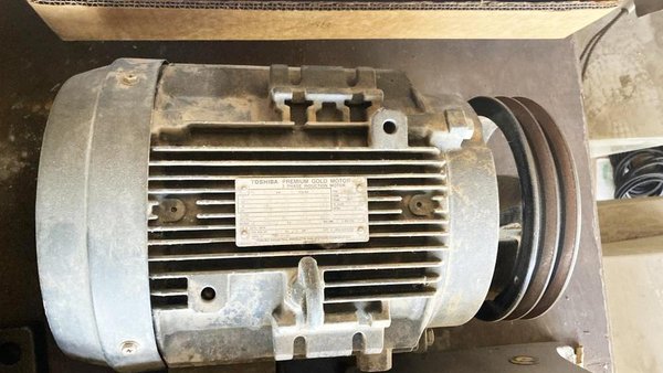 東芝製モーター 5.5kW（中古）の写真